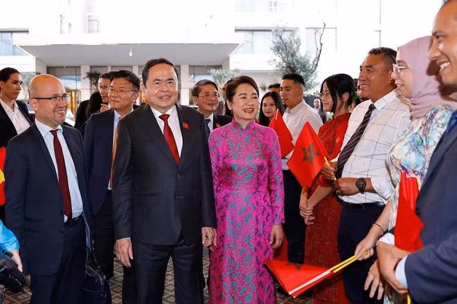 La embajador de Vietnam en Marruecos, Le Kim Quy, funcionarios de la embajada y vietnamitas residentes en Marruecos reciben el presidente la Asamblea Nacional de Vietnam, Tran Thanh Man, y su esposa. (Foto: VNA)