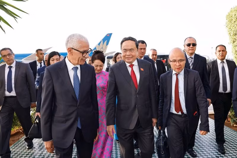 El presidente de la Cámara de Representantes de Marruecos, Rachid Talbi Alami, recibe al presidente la Asamblea Nacional de Vietnam, Tran Thanh Man, y su esposa en el aeropuerto de Rabat-Salé. (Foto: VNA)