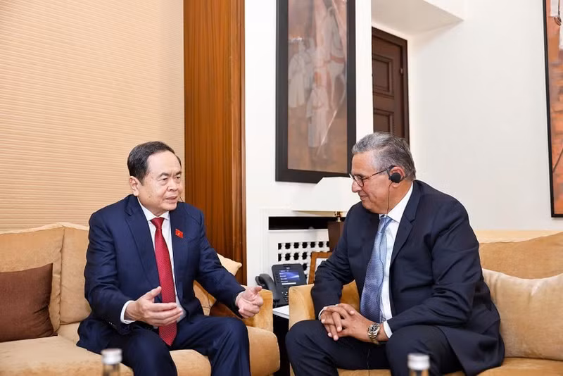 El presidente de la Asamblea Nacional de Vietnam, Tran Thanh Man (izquierda), conversa con el primer ministro de Marruecos, Aziz Akhannouch. (Foto: VNA)