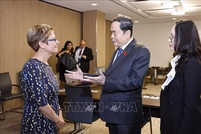El presidente de la Asamblea Nacional de Vietnam, Tran Thanh Man dialoga con Raymonde Gagné, titular del Senado canadiense. (Foto: VNA)