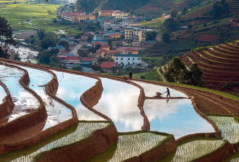 Campos en terrazas durante la temporada de riego en la comuna de Lao Chai, provincia de Lao Cai. (Foto: VNA)