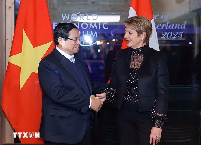 El primer ministro Pham Minh Chinh se reúne con la presidenta suiza Karin Keller-Sutter el 21 de enero de 2025. (Foto: VNA)