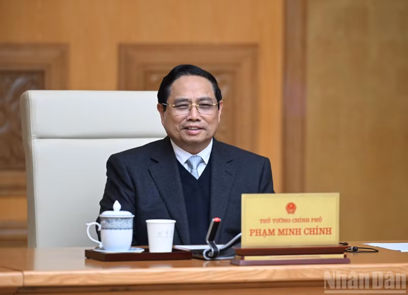 .El primer ministro Pham Minh Chinh interviene en el encuentro.