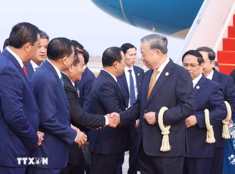 En la ceremonia de bienvenida al secretario general del PCV, To Lam, y a la delegación de alto nivel del Partido y el Estado de Vietnam en el Aeropuerto Internacional de Techo. (Foto: VNA)