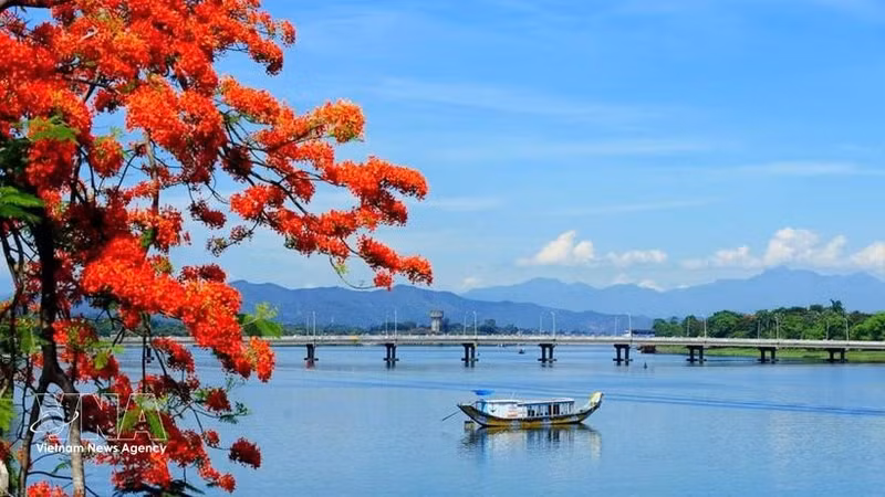 La romántica belleza del río Huong (Perfume). (Foto: VNA)