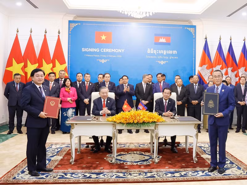 Firma del Acuerdo de cooperación entre el Comité Popular de la provincia vietnamita de Tay Ninh y la administración de la provincia camboyana de Prey Veng. (Foto: Thong Nhat/VNA)