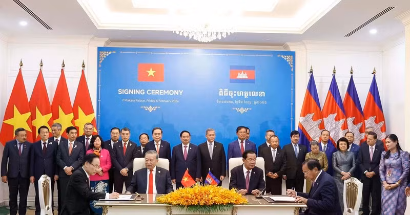 En la firma de un Acuerdo de cooperación entre el Comité del Partido del Ministerio de Asuntos Exteriores de Vietnam y la Comisión de Asuntos Exteriores del Partido Popular de Camboya. (Foto: VNA)