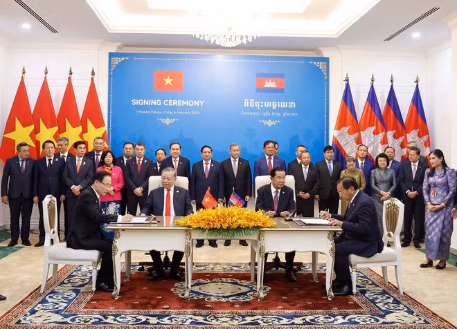 Firma del Acuerdo de cooperación entre el Comité del PCV del Ministerio de Relaciones Exteriores de Vietnam y la Comisión de Relaciones Exteriores del Comité Central del CPP. (Foto: VNA)