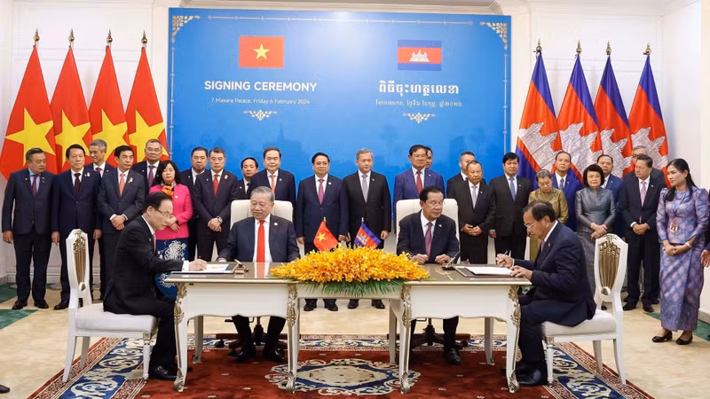 Firma del Acuerdo de cooperación entre el Ministerio de Relaciones Exteriores de Vietnam y la Comisión de Relaciones Exteriores del Comité Central del Partido Popular de Camboya. (Foto: Thong Nhat/VNA)
