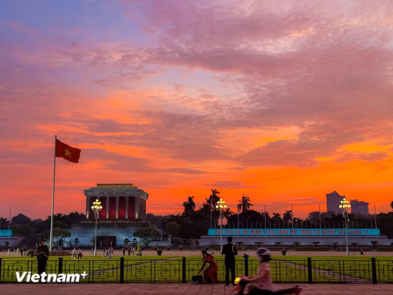 Entre finales de otoño y principios de invierno, a medida que el sol se pone, un resplandor dorado se extiende por los tejados y las copas de los árboles, cubriendo toda la ciudad con una cálida capa color miel. (Foto: Vietnam+)