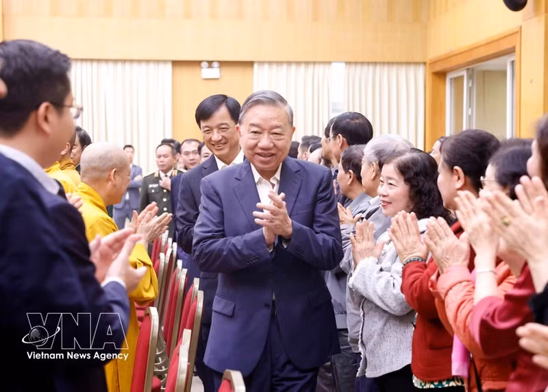El secretario general del PCV, To Lam, asiste a una reunión en Hanói con votantes y candidatos a la Asamblea Nacional de la XVI Legislatura, período 2026-2031. (Foto: VNA)