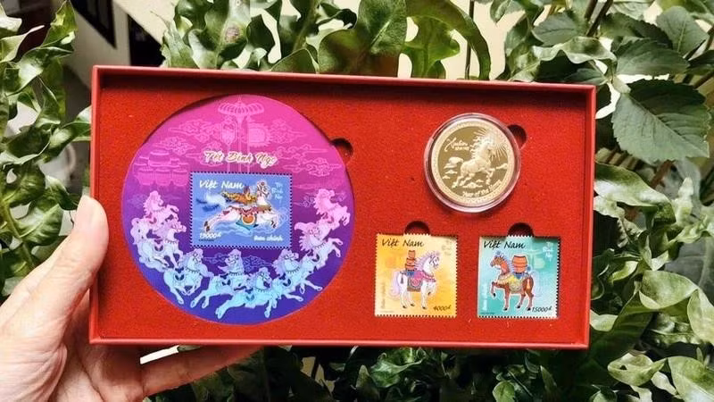 El conjunto de selló y moneda conmemorativa para celebrar el Año Nuevo del Caballo. (Foto: Nhan Dan)