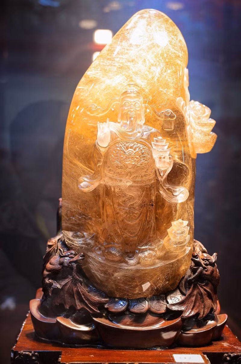Se presenta en la feria una obra de arte de 14,6 kilogramos hecha de cuarzo rutilo. (Foto: VNA)