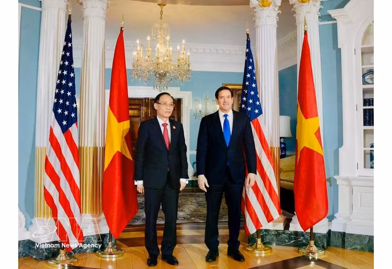 El ministro de Relaciones Exteriores de Vietnam, Le Hoai Trung, (izquierda) y el secretario de Estado de Estados Unidos, Marco Rubio. (Foto: VNA)