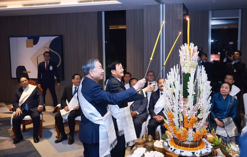 El secretario general del Partido Comunista de Vietnam, To Lam, y el secretario general del Partido Popular Revolucionario de Laos y presidente de ese país, Thongloun Sisoulith, realizan la tradicional ceremonia laosiana de atar la muñeca el 5 de febrero. (Foto: VNA)
