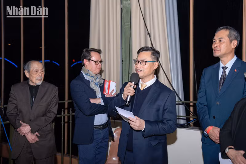 En su intervención, el embajador Trinh Duc Hai subraya que el Año Nuevo Lunar es el “hilo dorado” que conecta a cada vietnamita con su tierra natal y sus ancestros. Destaca además que 2026 marca el 115 aniversario de la partida del Presidente Ho Chi Minh en busca del camino para la salvación nacional, y recuerda que Francia es testigo de un momento decisivo en esa trayectoria histórica vietnamita.