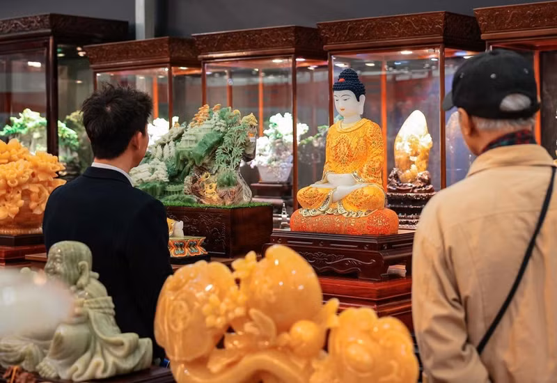 Los visitantes admiran esculturas finamente talladas de jade precioso en la Feria de Primavera. (Foto: VNA)