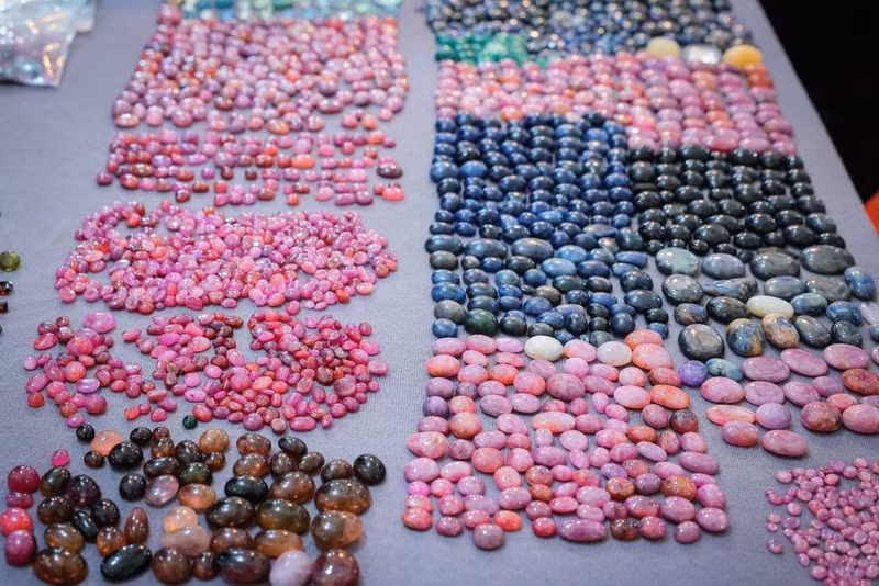 En la Feria de Primavera de 2026 se exhibe una diversa selección de piedras preciosas de todo el país. (Foto: VNA)