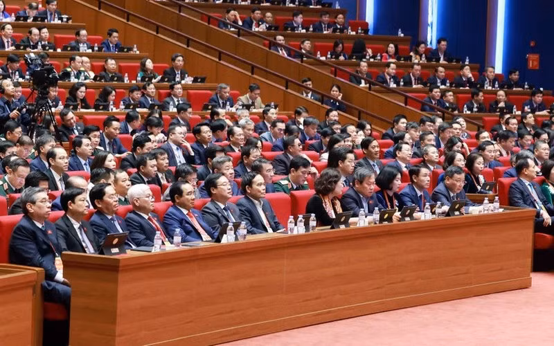 Delegados estudian documentos presentados al XIV Congreso Nacional del PCV. (Foto: VNA)
