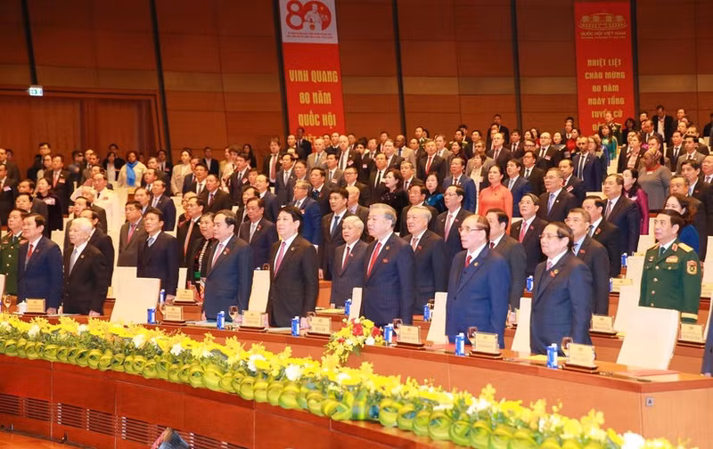 Los delegados realizan la ceremonia de saludo a la bandera durante la conmemoración. (Foto: VNA)
