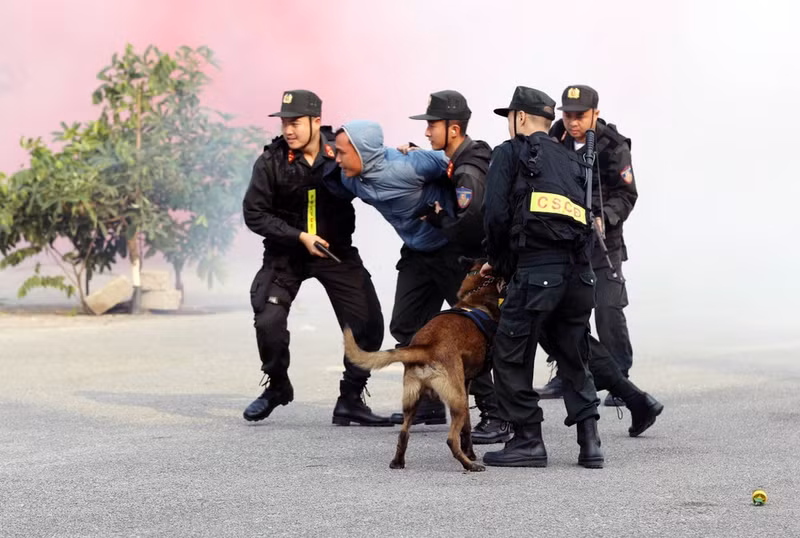 En un escenario simulado, las fuerzas especiales neutralizan y arrestan a un delincuente peligroso atrincherado en una vivienda. (Foto: VNA)