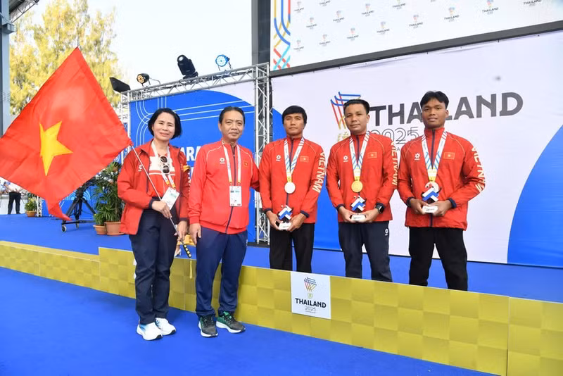 Vo Huynh Anh Khoa (segundo desde la derecha) brinda la primera medalla de oro para la delegación deportiva vietnamita en los XIII Juegos Paralímpicos de la Asean. (Foto: webthethao.vn)