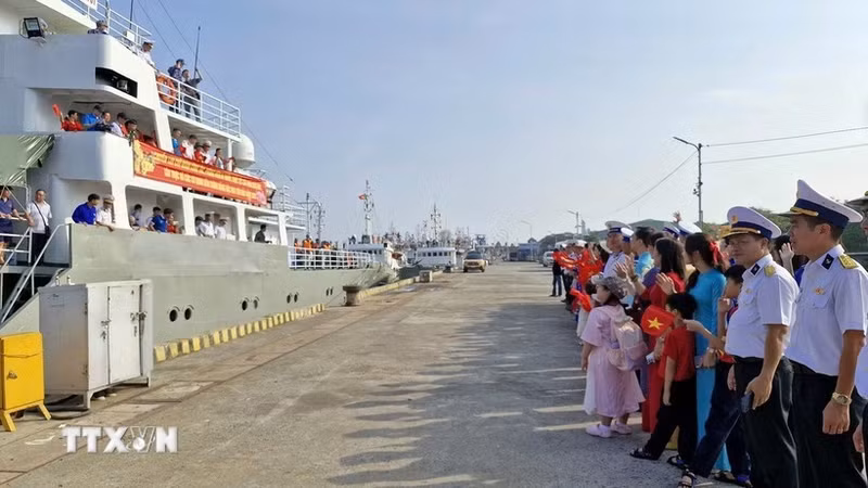 Los buques se preparan para salir del muelle. (Foto: VNA)