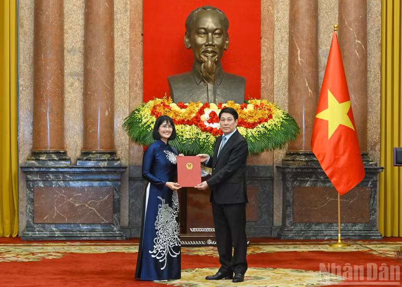 El presidente Luong Cuong entrega decisiones de nombramiento de embajadores en la ceremonia.