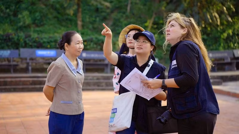 Una delegación de trabajo de la Unesco realiza una inspección de campo en la Torre Nhan, en Tuy Hoa. (Foto: Unesco)