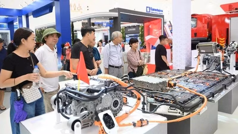 Soluciones tecnológicas para vehículos eléctricos en la Exposición de Logros Nacionales (Foto: Nhan Dan)