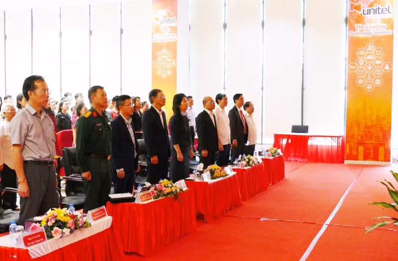 Delegados presencian la transmisión en vivo de la ceremonia inaugural del XIV Congreso Nacional del Partido Comunista de Vietnam. (Foto: VNA)