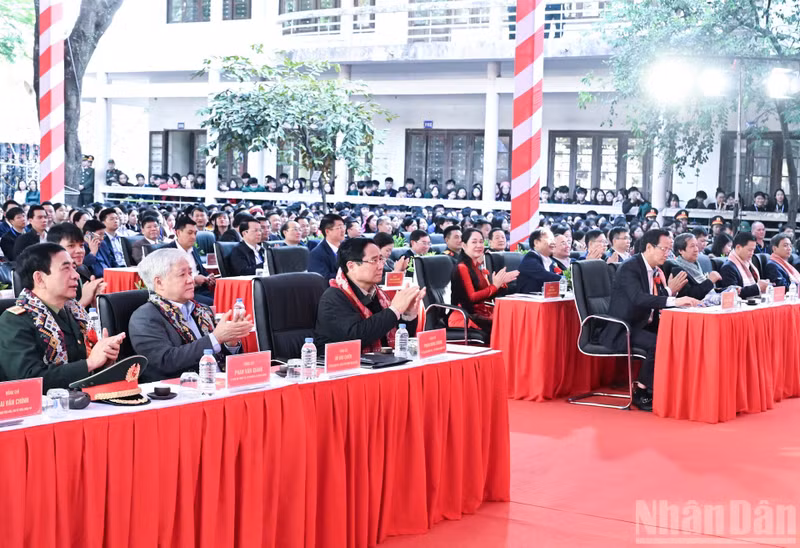 El primer ministro Pham Minh Chinh y dirigentes del Partido y del Estado en la ceremonia.