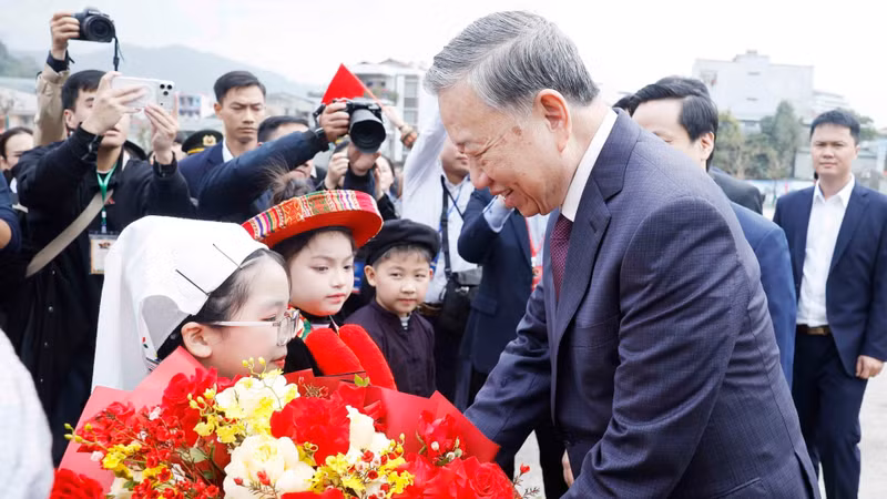 Niños de la provincia de Cao Bang entregan flores al secretario general del PCV, To Lam. (Foto: VNA)