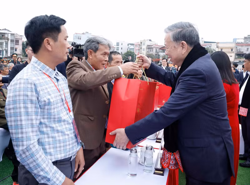 El secretario general del PCV, To Lam, entrega obsequios a pobladores de las etnias de Cao Bang. (Foto: VNA)
