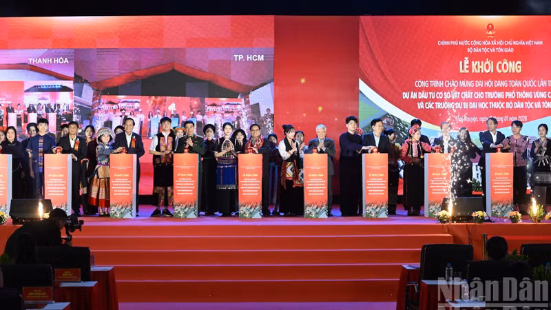 El primer ministro Pham Minh Chinh y dirigentes del Partido y del Estado realizan la ceremonia de inicio de las obras.