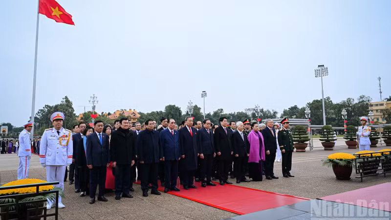 El secretario general del Partido Comunista de Vietnam (PCV), To Lam; el presidente del Estado, Luong Cuong; el primer ministro, Pham Minh Chinh; el presidente de la Asamblea Nacional (AN), Tran Thanh Man; el miembro permanente del Secretariado, Tran Cam Tu, junto con dirigentes y exlíderes del Partido y del Estado y diputados de la AN, recuerdan los grandes méritos del Presidente Ho Chi Minh.