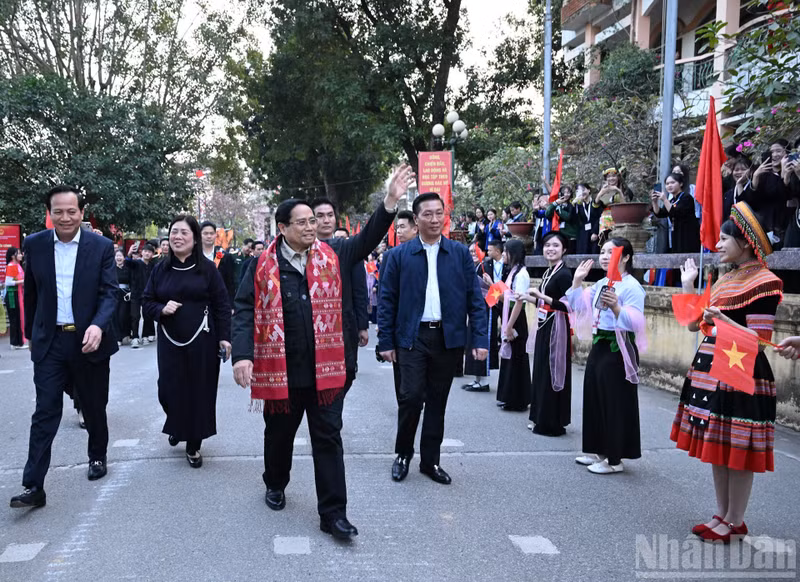 El primer ministro Pham Minh Chinh y los delegados en la ceremonia.