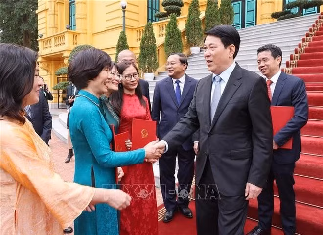 El presidente Luong Cuong con los nuevos embajadores. (Foto: VNA)