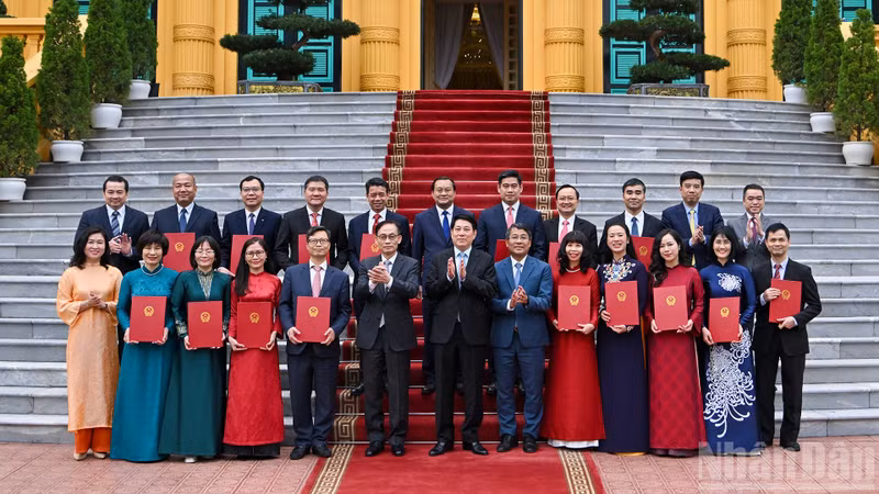 El presidente Luong Cuong junto a los embajadores nombrados y los delegados asistentes.