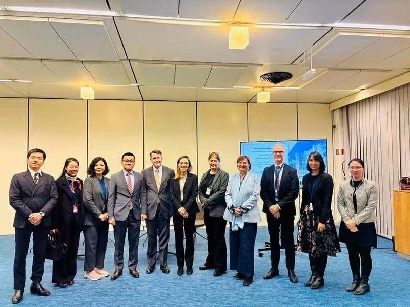 La delegación interinstitucional vietnamita del Ministerio de Asuntos Exteriores y del Ministerio de Seguridad Pública en una foto de grupo con representantes de la UIP, Interpol y la Unodc. (Foto: VNA)