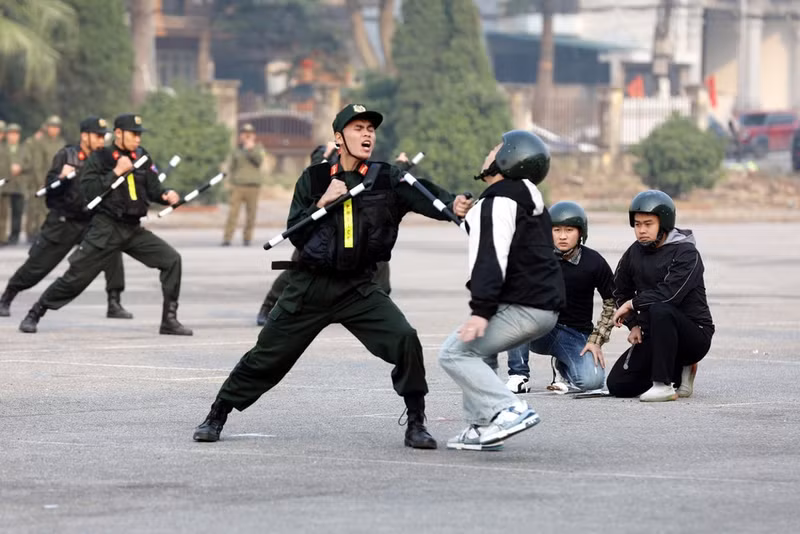 Agentes de la Policía de Operaciones Especiales de Phu Tho entrenan artes marciales, así como técnicas de ataque, defensa y control de objetivos en situaciones complejas. (Foto: VNA)