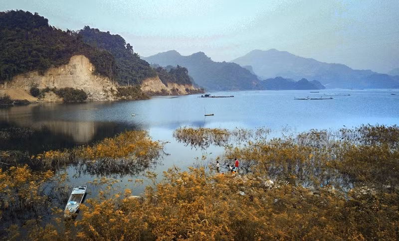 La belleza poética del lago Hoa Binh en otoño.