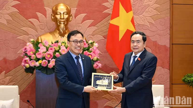 Thanh Man entrega un obsequio de recuerdo al diplomático surcoreano.