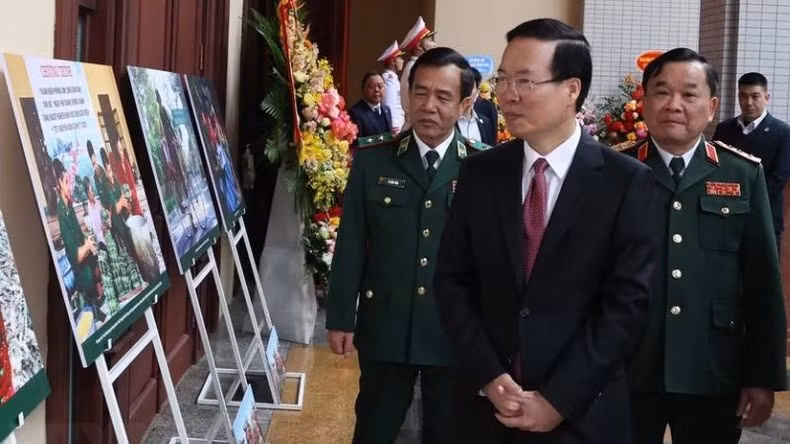 El jefe de Estado observa una exposición de fotografías sobre los 65 años de construcción, lucha y crecimiento de la Guardia Fronteriza de Vietnam.