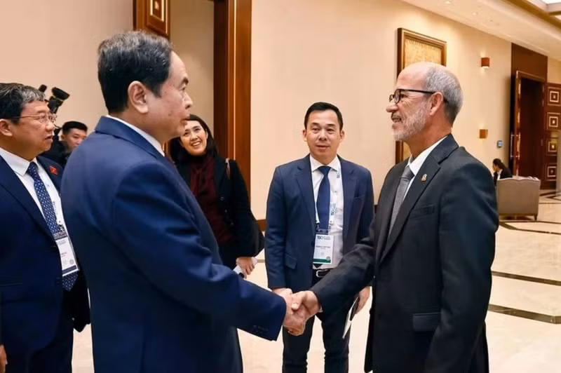 El presidente de la Asamblea Nacional de Vietnam, Tran Thanh Man, sostiene un encuentro con Rolando González, presidente del Parlamento Latinoamericano y Caribeño (Parlatino) y titular de la Comisión de Relaciones Internacionales de la Asamblea Nacional del Poder Popular de Cuba. (Foto: VNA)