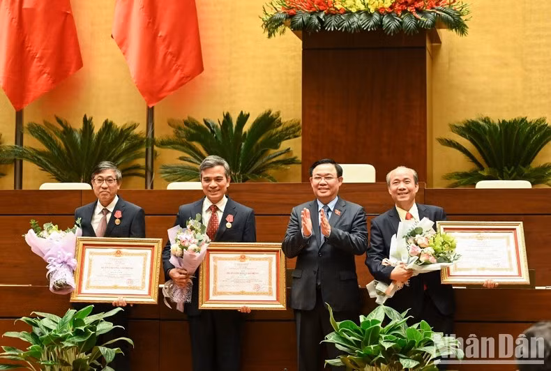 El presidente de la Asamblea Nacional, Vuong Dinh Hue, otorga el Orden del Trabajo de Segunda Clase a los individuos con destacados logros en la causa de la construcción del socialismo y la defensa de la Patria. El presidente de la Asamblea Nacional, Vuong Dinh Hue, otorga el Orden del Trabajo de Segunda Clase a los individuos con destacados logros en la causa de la construcción del socialismo y la defensa de la Patria.