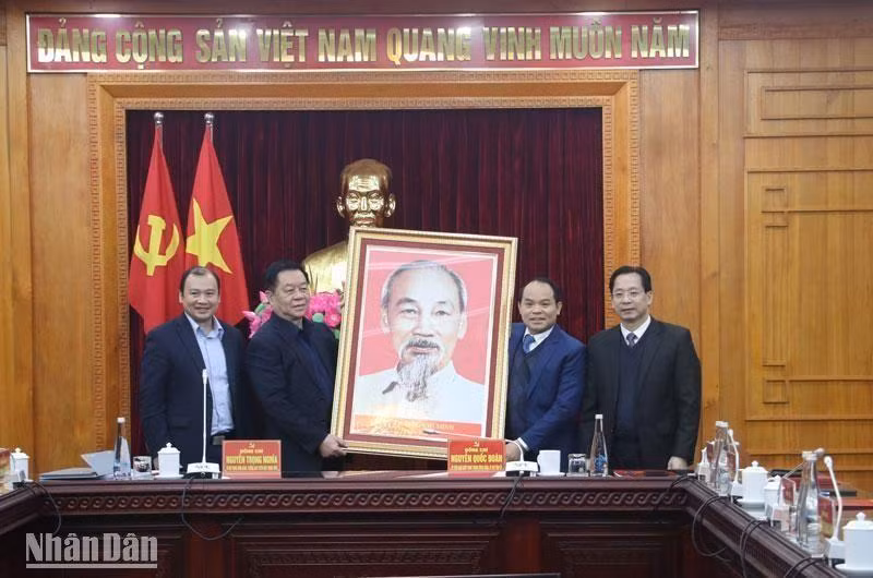 El jefe de la Comisión de Comunicación y Educación del Comité Central del PCV, Nguyen Trong Nghia, entrega un regalo a la provincia de Lang Son. 
