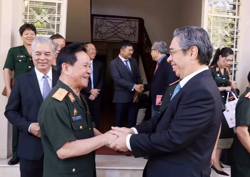 El subsecretario del Comité del Partido Comunista de Vietnam en Ciudad Ho Chi Minh, Nguyen Phuoc Loc (derecha), recibe al mayor general Phalom Linthong, presidente de la Asociación de Veteranos de Vientián. (Foto: VNA)
