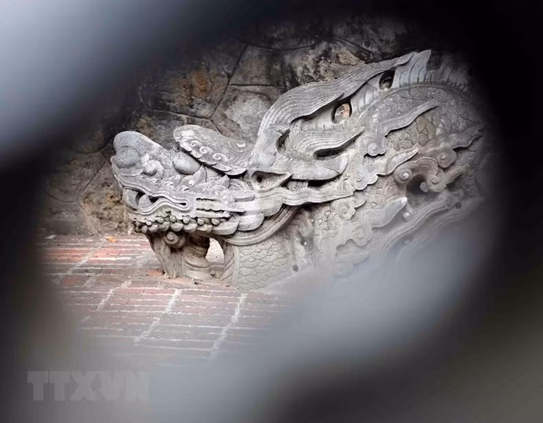 La escalinata del dragón del Palacio Kinh Thien, construida en el siglo XVII. La escalinata del dragón del Palacio Kinh Thien, construida en el siglo XVII.