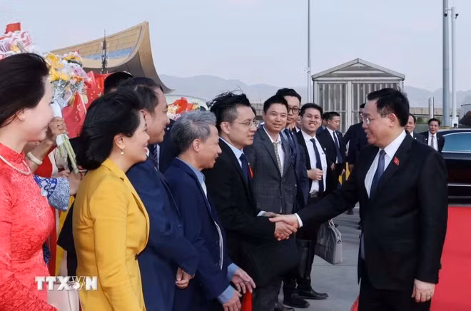 Ceremonia de despedida del dirigente vietnamita en el aeropuerto internacional de Kunming Changshui.